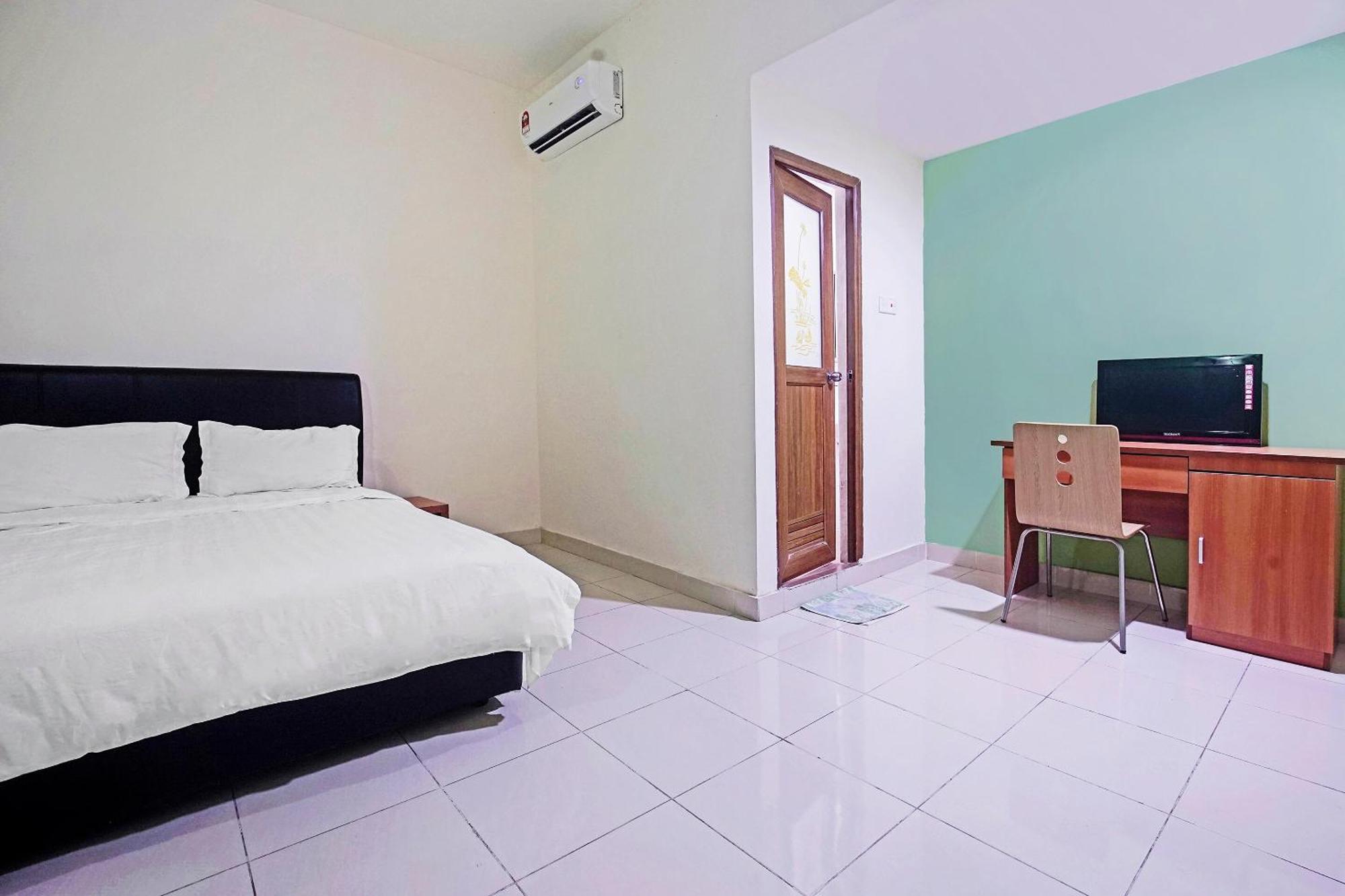 Hotel Night Queen Salak Tinggi Sepang Exterior photo