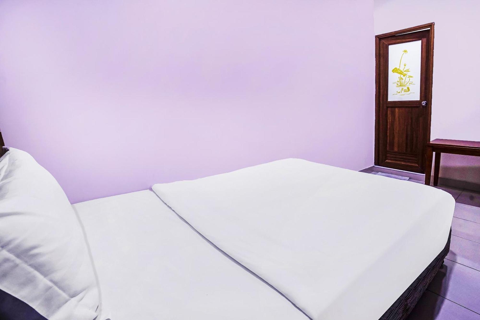 Hotel Night Queen Salak Tinggi Sepang Exterior photo
