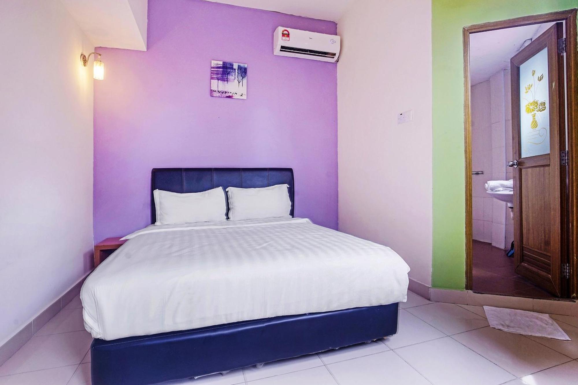 Hotel Night Queen Salak Tinggi Sepang Exterior photo