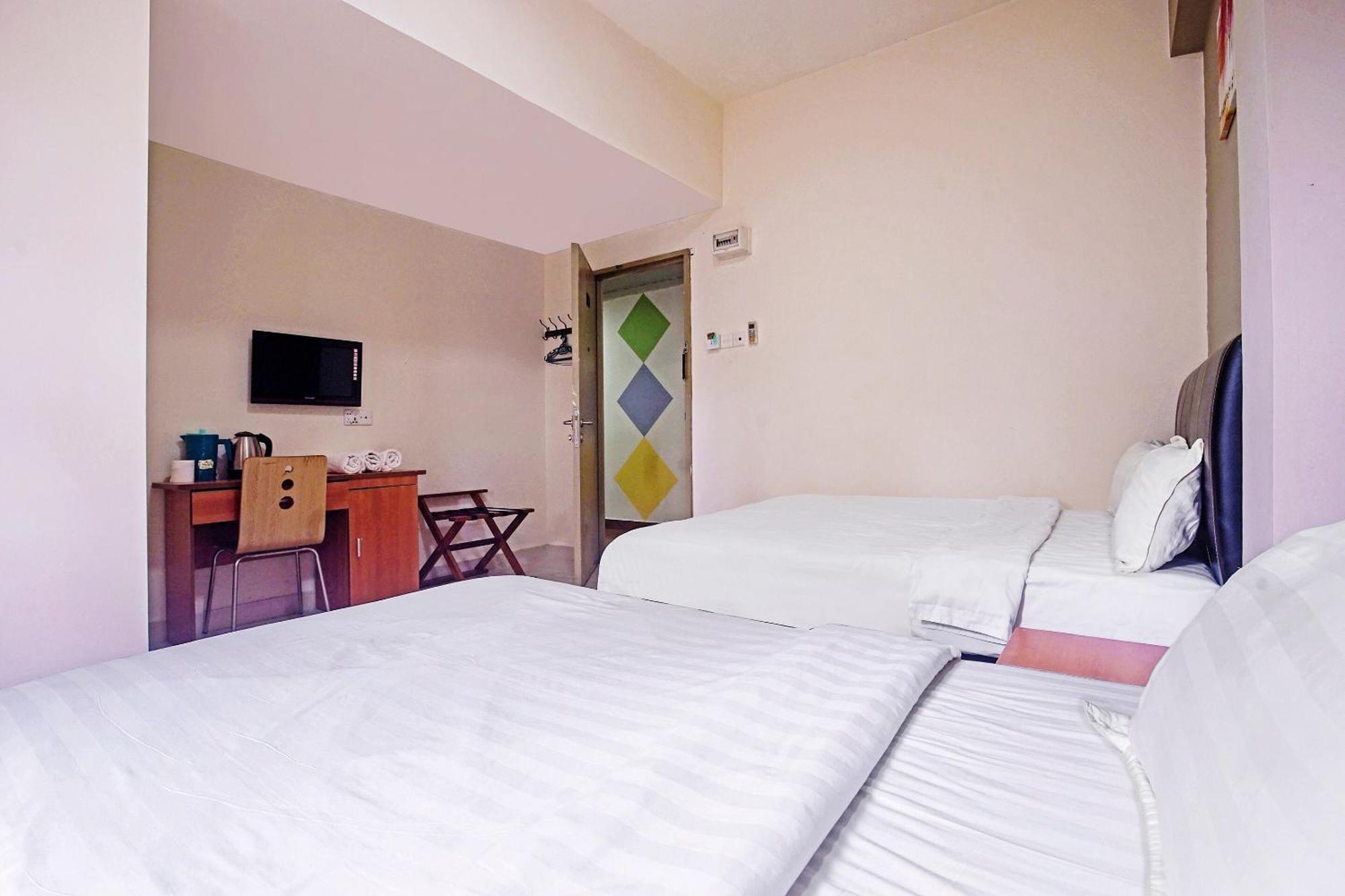 Hotel Night Queen Salak Tinggi Sepang Exterior photo