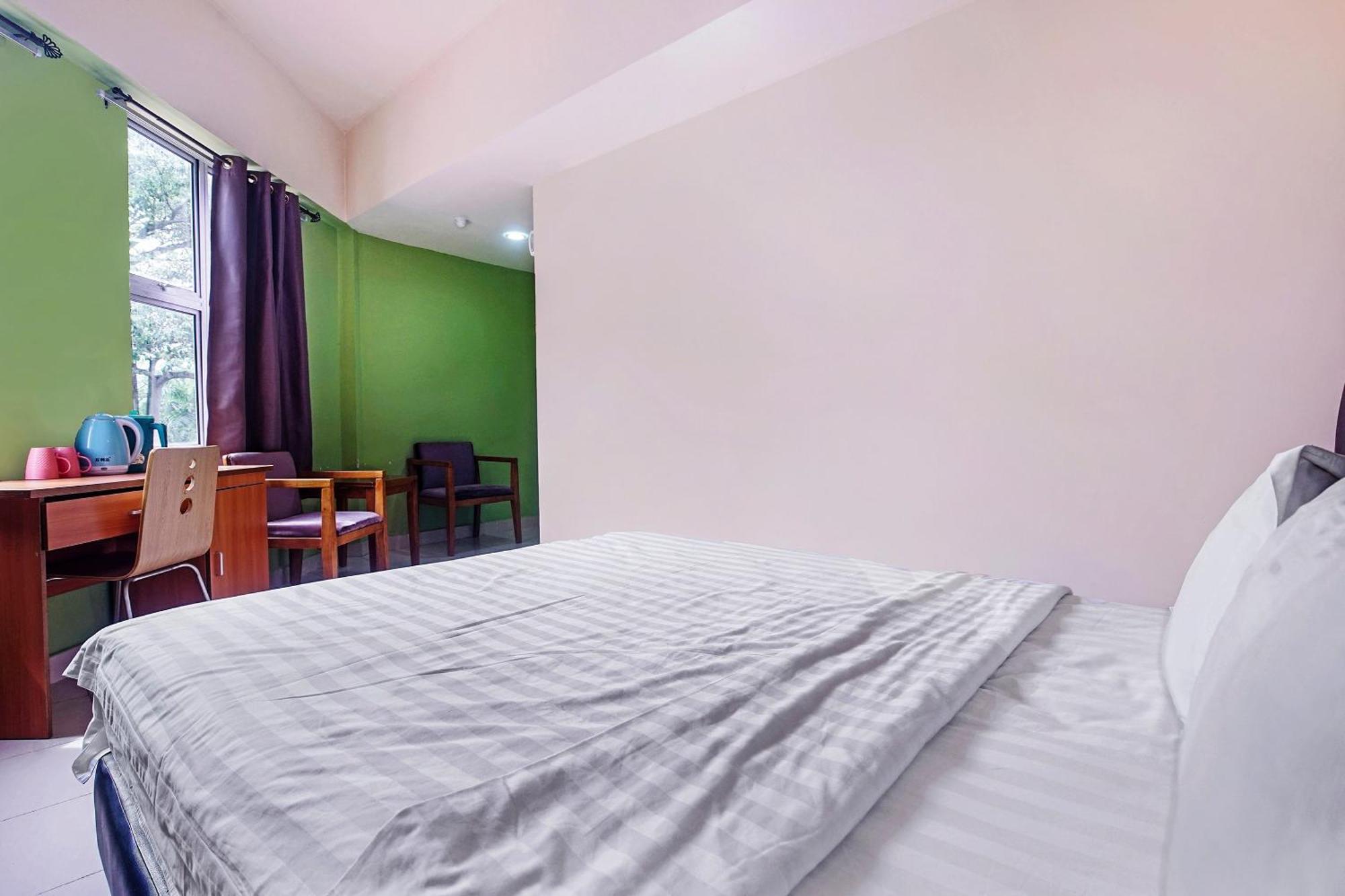 Hotel Night Queen Salak Tinggi Sepang Exterior photo