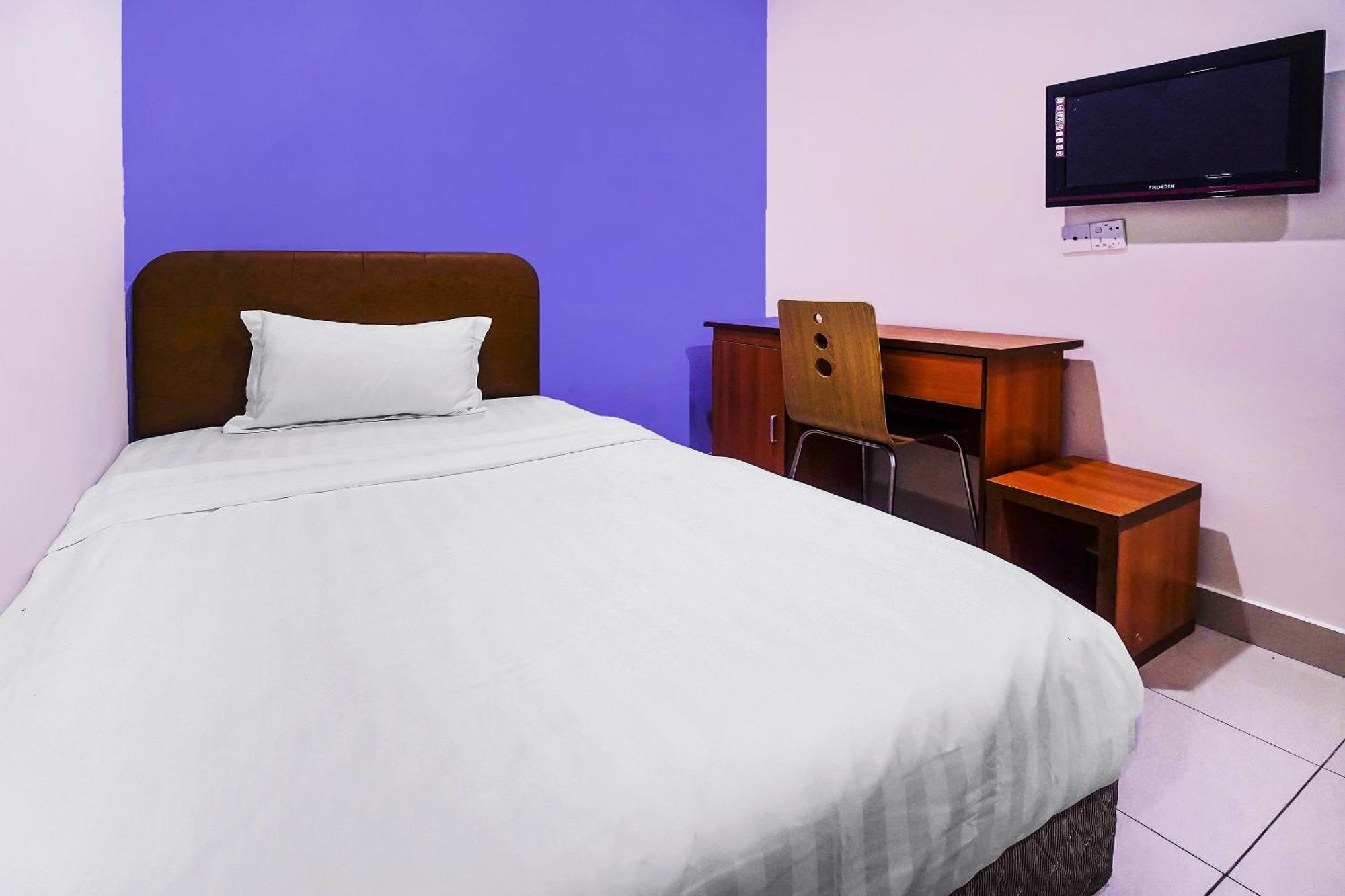 Hotel Night Queen Salak Tinggi Sepang Exterior photo