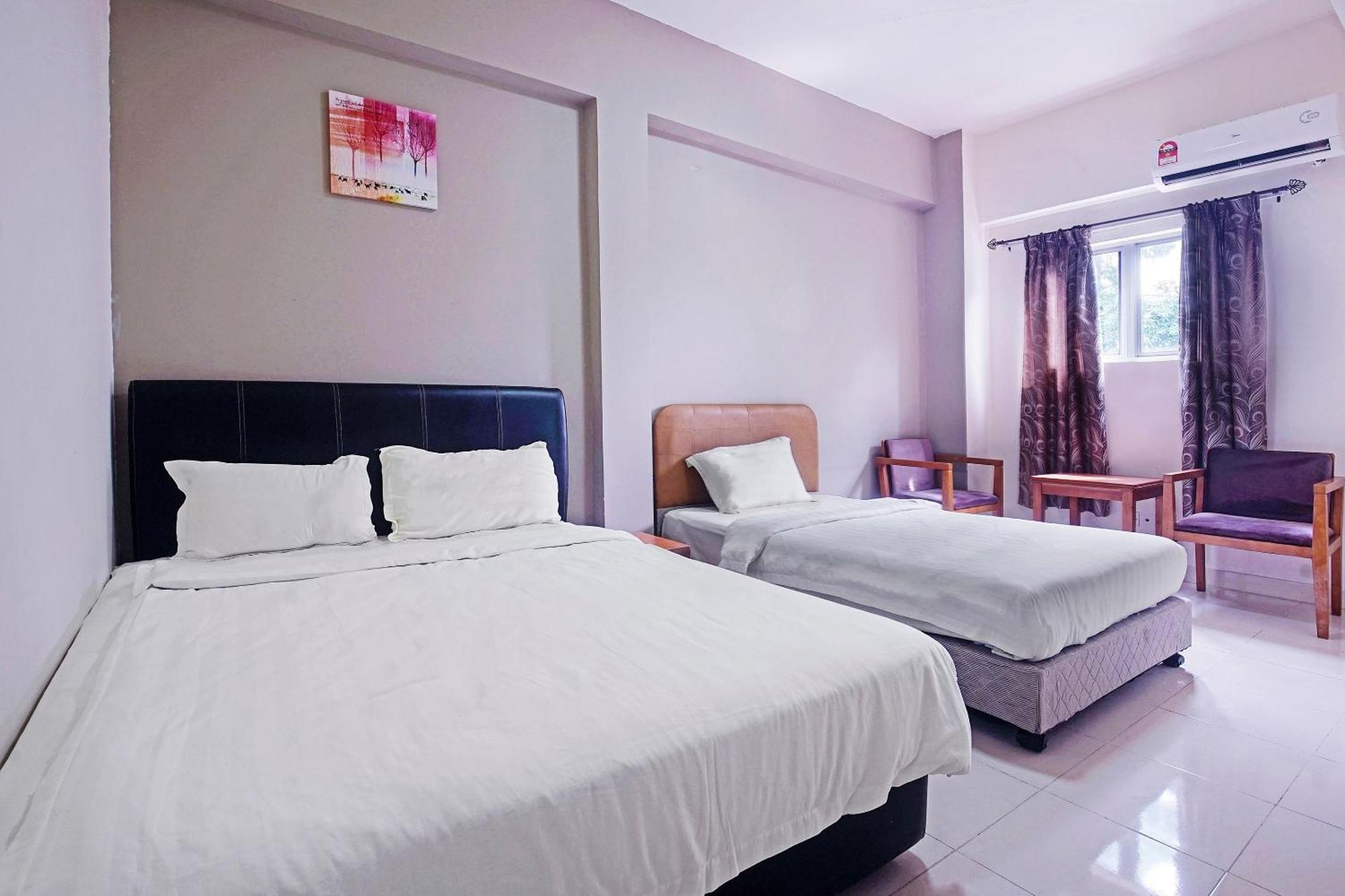 Hotel Night Queen Salak Tinggi Sepang Exterior photo