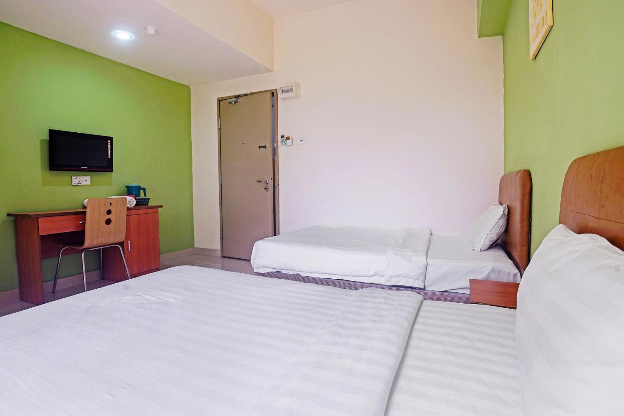 Hotel Night Queen Salak Tinggi Sepang Exterior photo