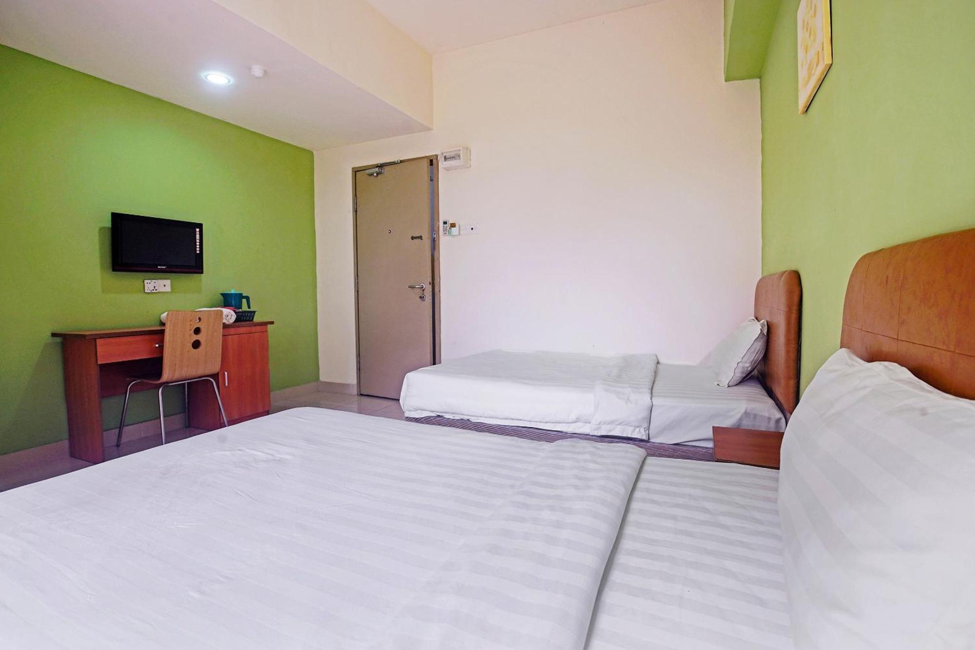 Hotel Night Queen Salak Tinggi Sepang Exterior photo