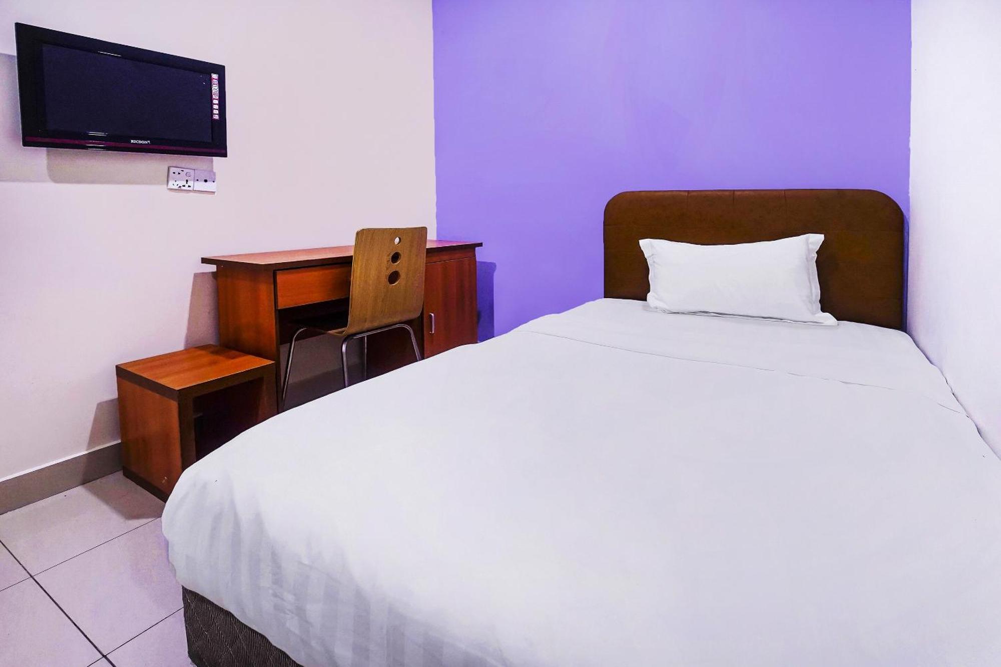 Hotel Night Queen Salak Tinggi Sepang Exterior photo