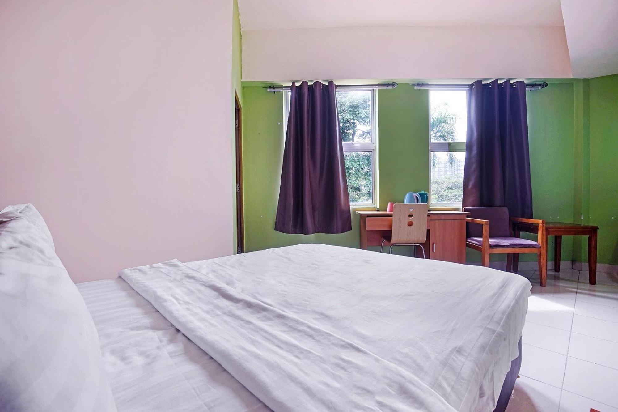 Hotel Night Queen Salak Tinggi Sepang Exterior photo