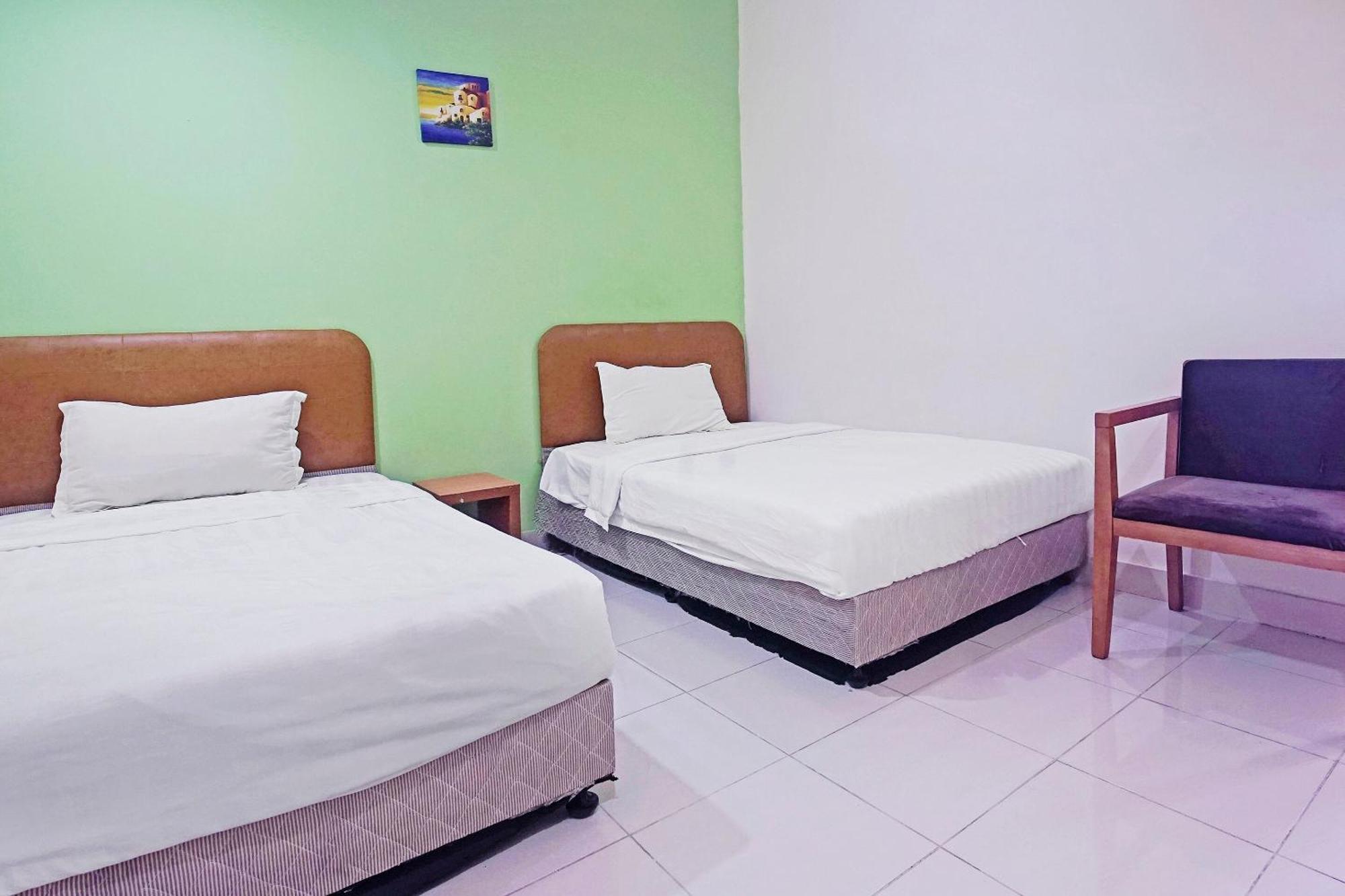 Hotel Night Queen Salak Tinggi Sepang Exterior photo
