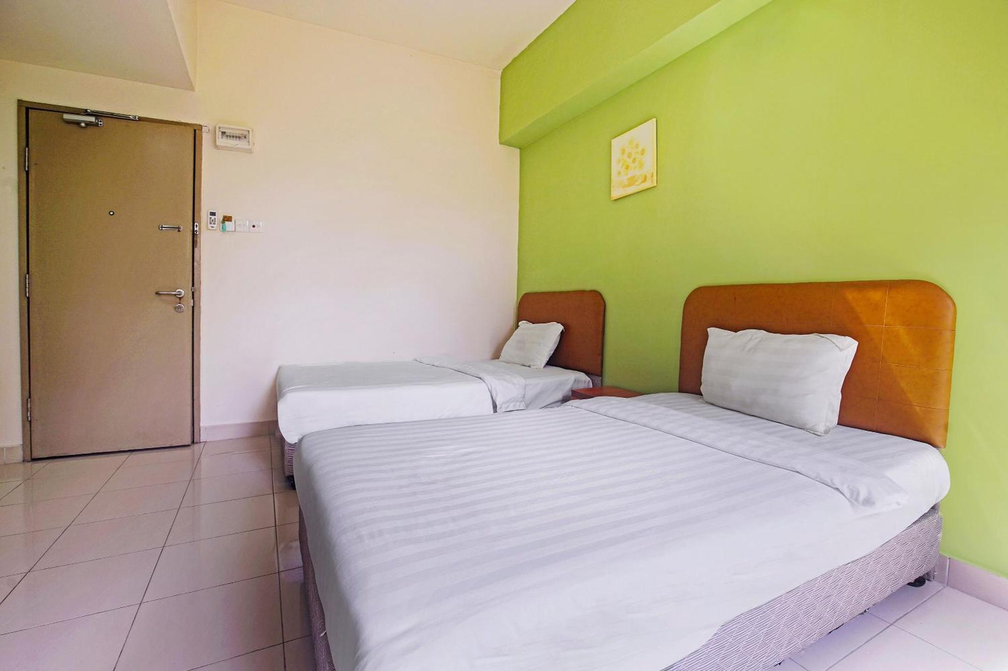 Hotel Night Queen Salak Tinggi Sepang Exterior photo