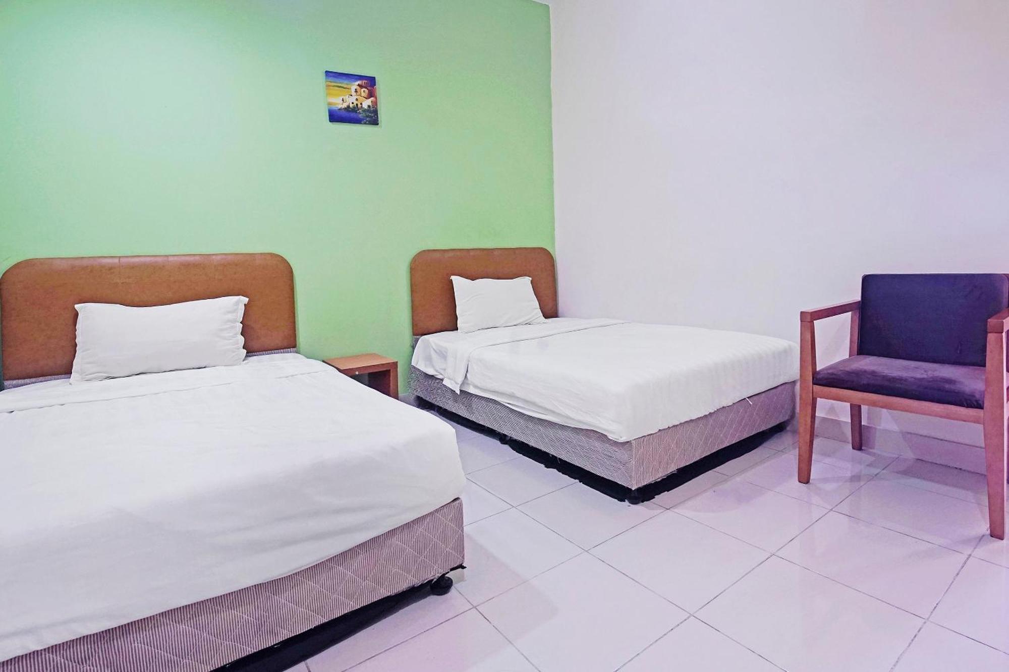Hotel Night Queen Salak Tinggi Sepang Exterior photo
