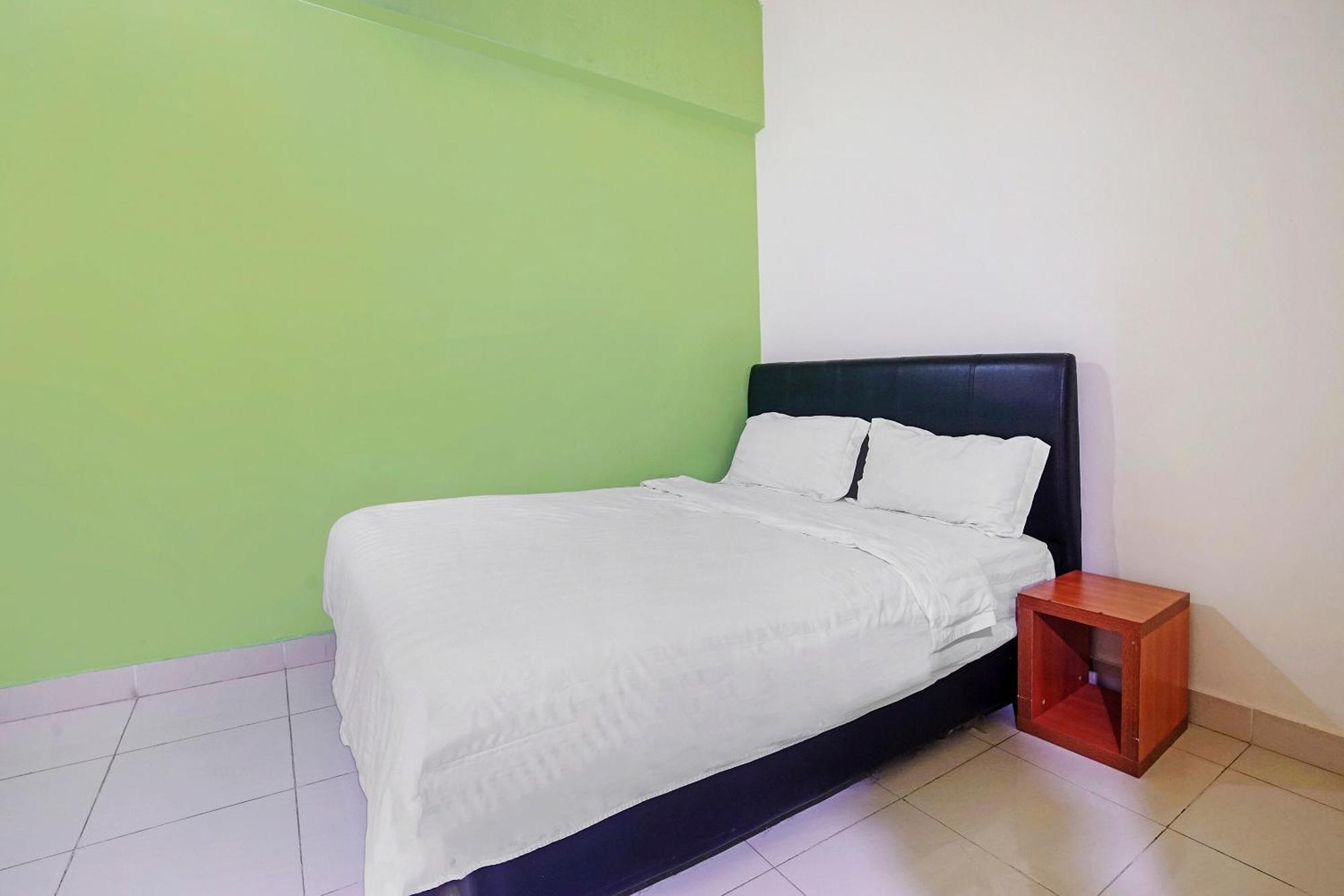 Hotel Night Queen Salak Tinggi Sepang Exterior photo