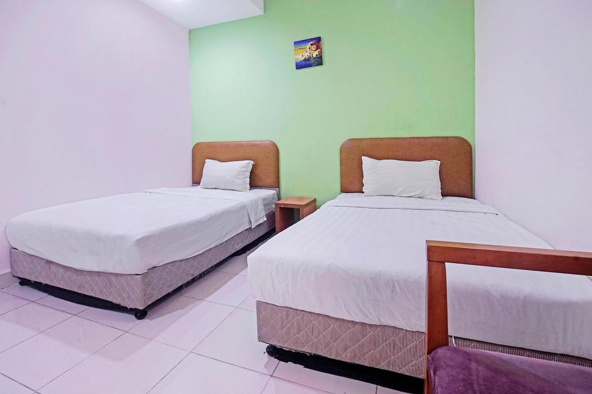 Hotel Night Queen Salak Tinggi Sepang Exterior photo